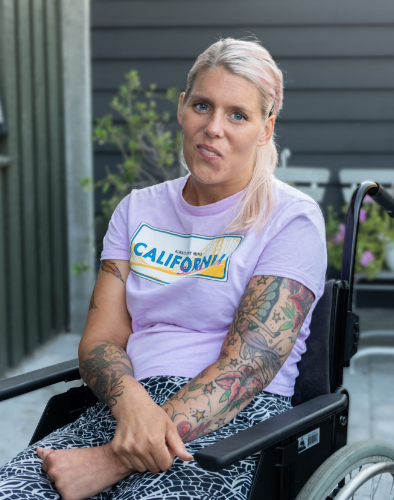 kvinde i kørestol med tatoveringer